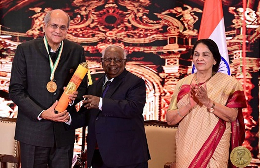 Renowned Neurosurgeon, Dr. Alok Sharma Conferred with the Prestigious Champions of Change Award Maharashtra